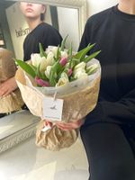 Букет из 25 тюльпанов белого и лавандового цвета