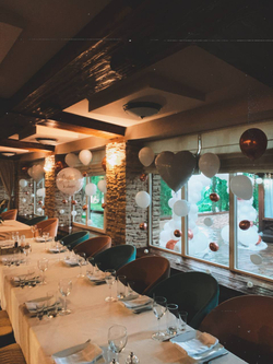 Свадебное оформление шарами. Арка из шаров. Разнокалиберная гирлянда. Оформление зала надутыми шарами