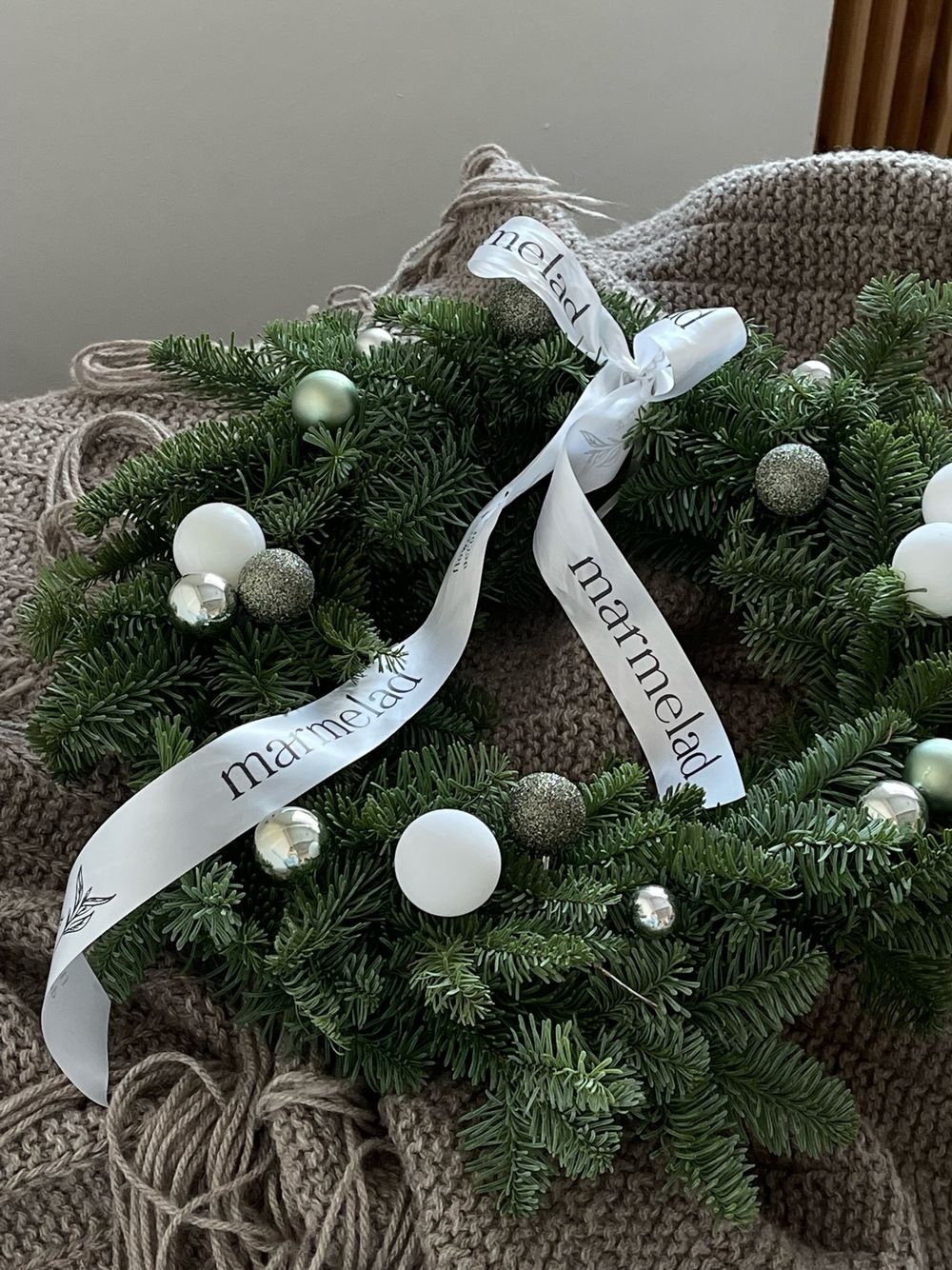 Новогодний венок в бело-серой гамме