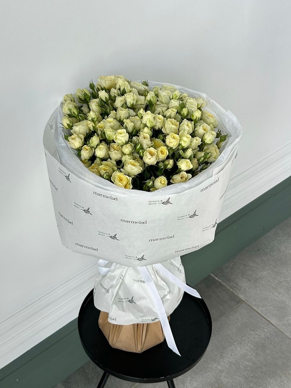 Букет моно из кустовых роз 15 шт в светло-желтом оттенке