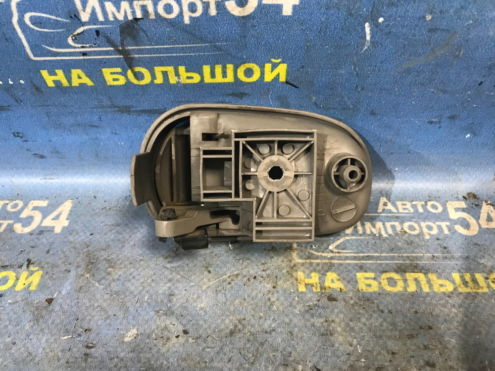 Ручка двери передней правой салонная MAZDA DEMIO 2001