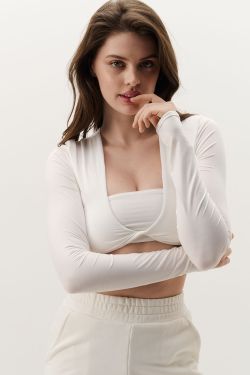 Лонгслив с перекрутом укороченный кремового цвета