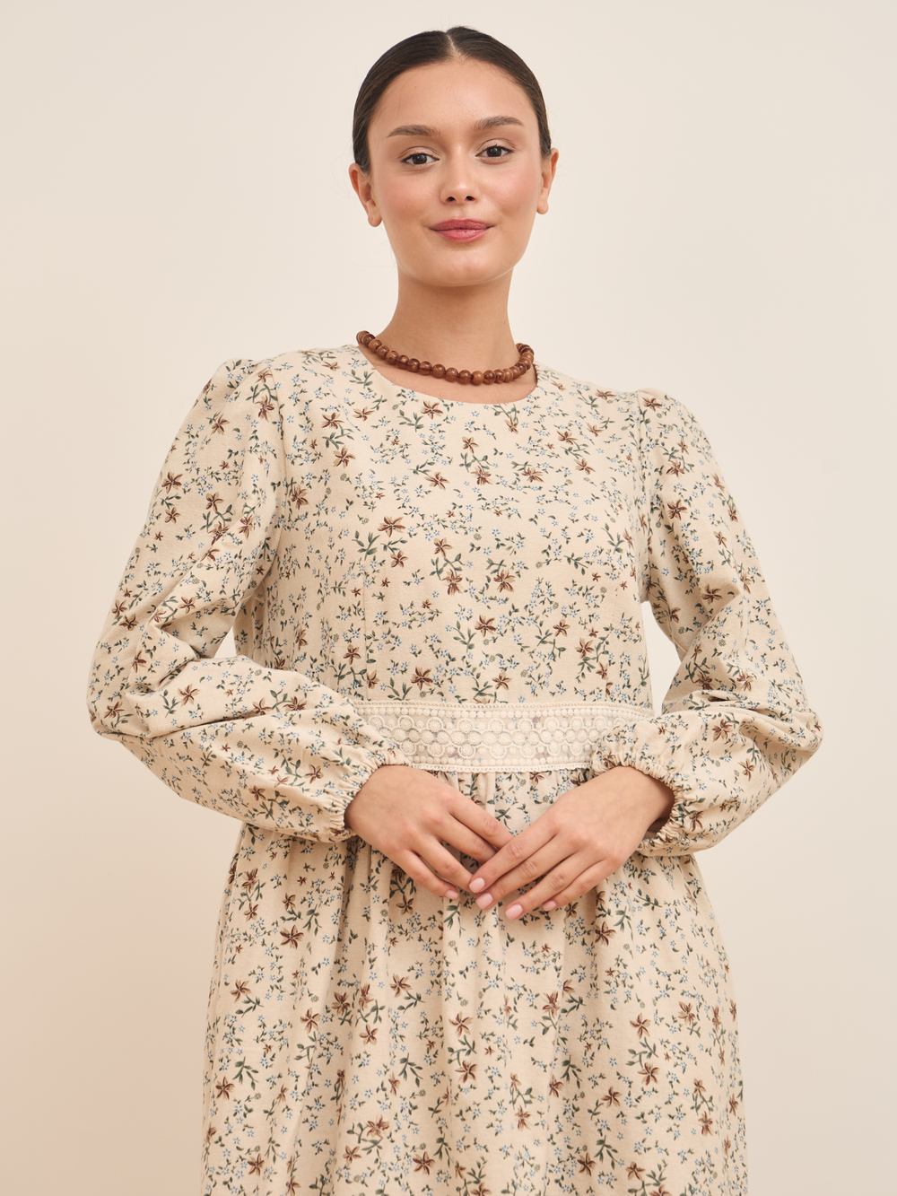 Платье с кружевными вставками