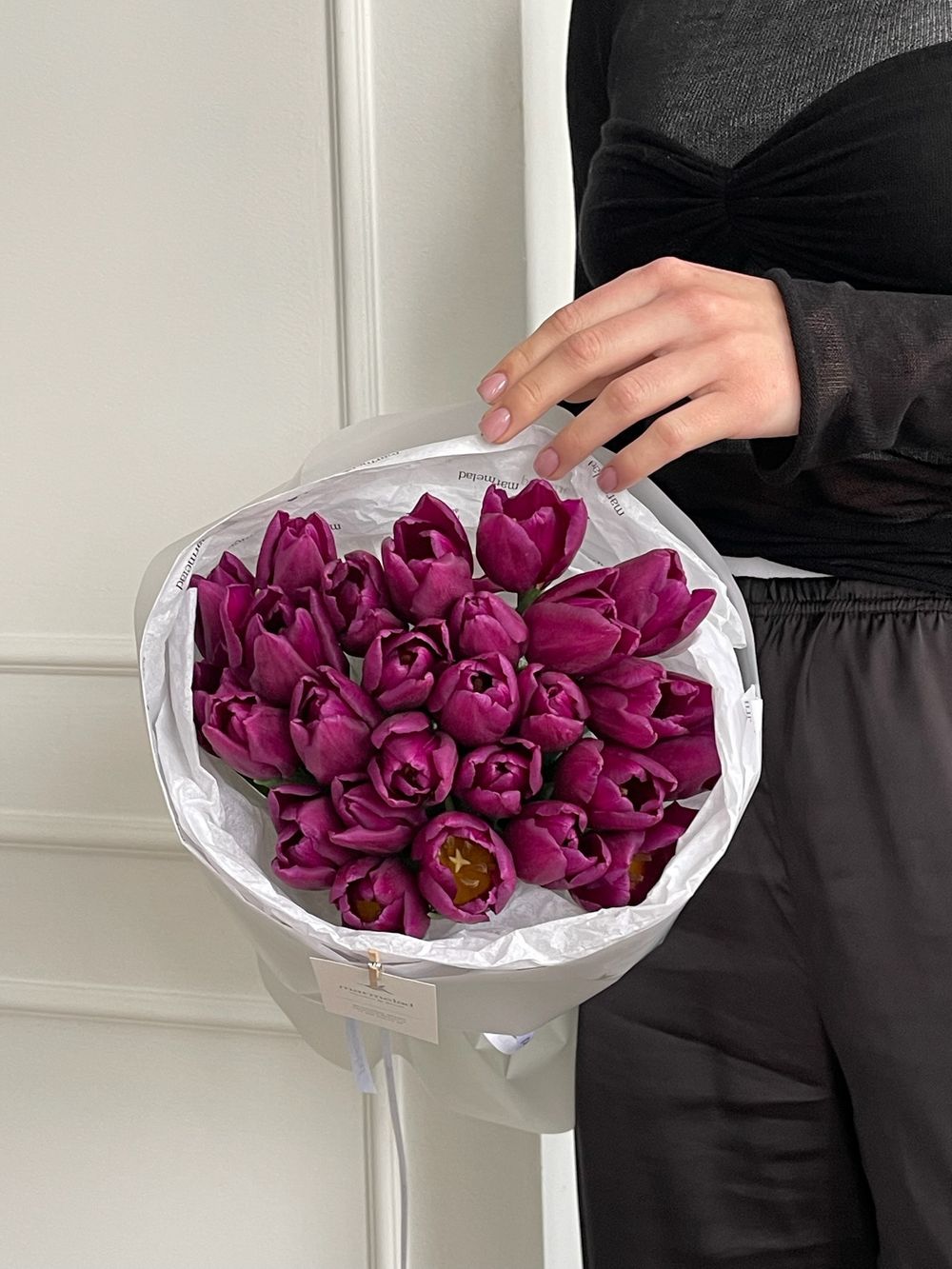 Букет из 25 фиолетовых тюльпанов