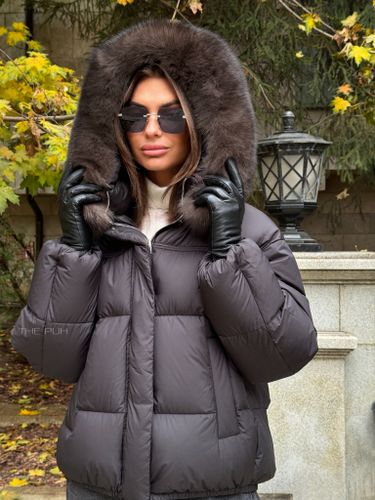 Короткий черный пуховик с затяжками на рукавах