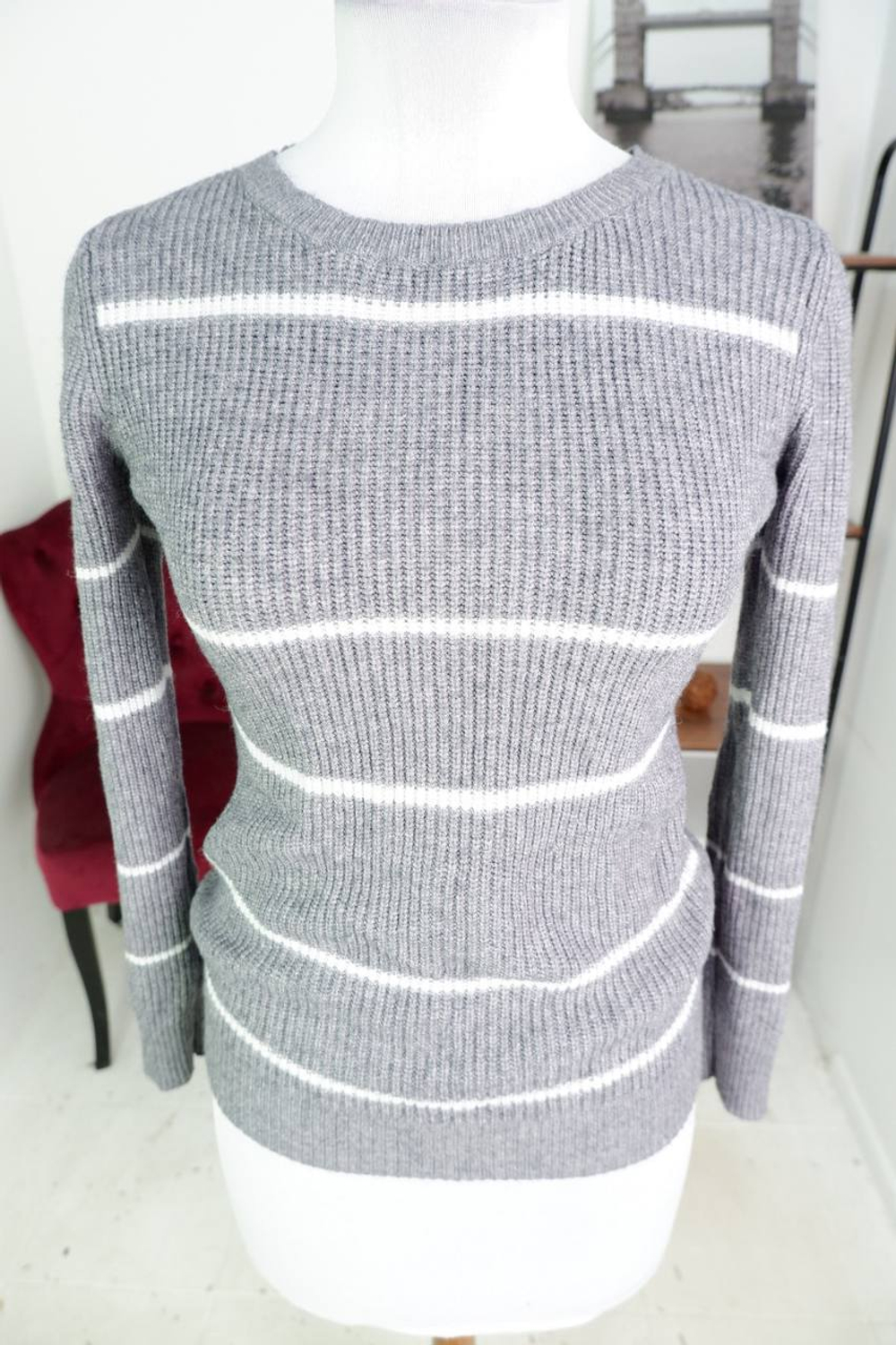 Джемпер приятный к телу и практичный, маркировка L/XL, визуально на 48/50 размер