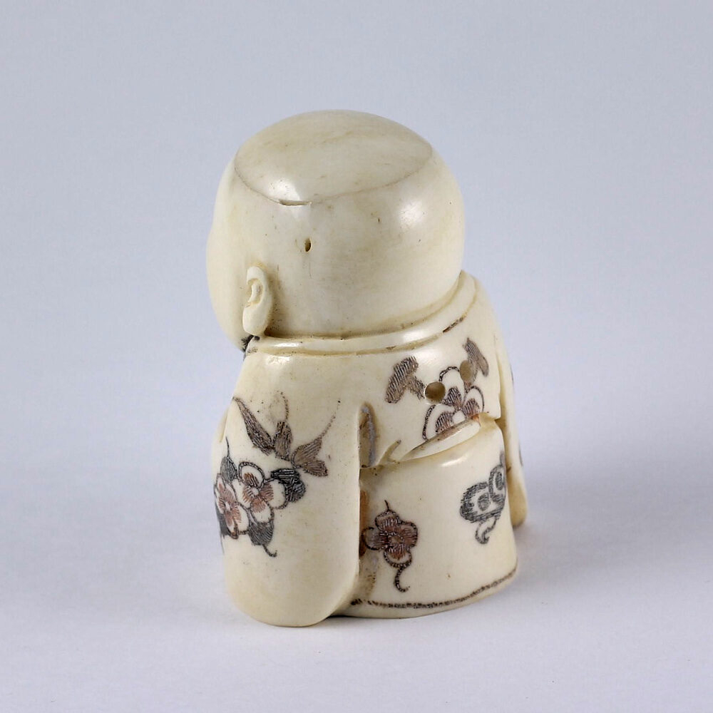 Нэцкэ Мальчик Карако в кимоно