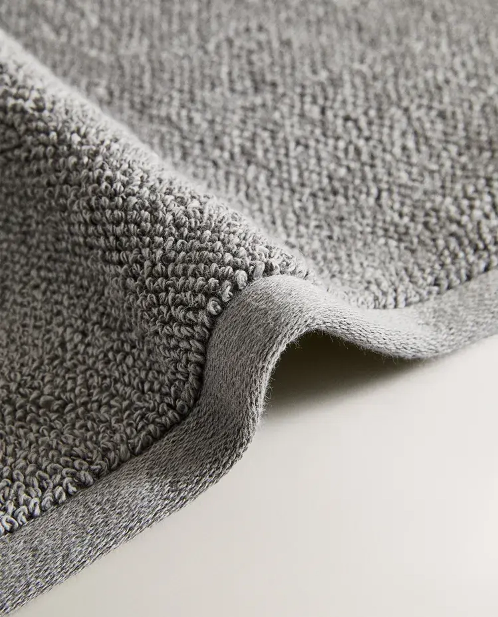 ZARA HOME ПОЛОТЕНЦЕ С ВЫШИВКОЙ, СЕРЫЙ