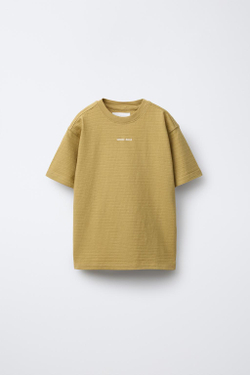 ZARA ФУТБОЛКА ИЗ РЕЛЬЕФНОЙ ТКАНИ С ВЫШИТОЙ НАДПИСЬЮ, ЦВЕТ ОЛИВКОВОГО МАСЛА