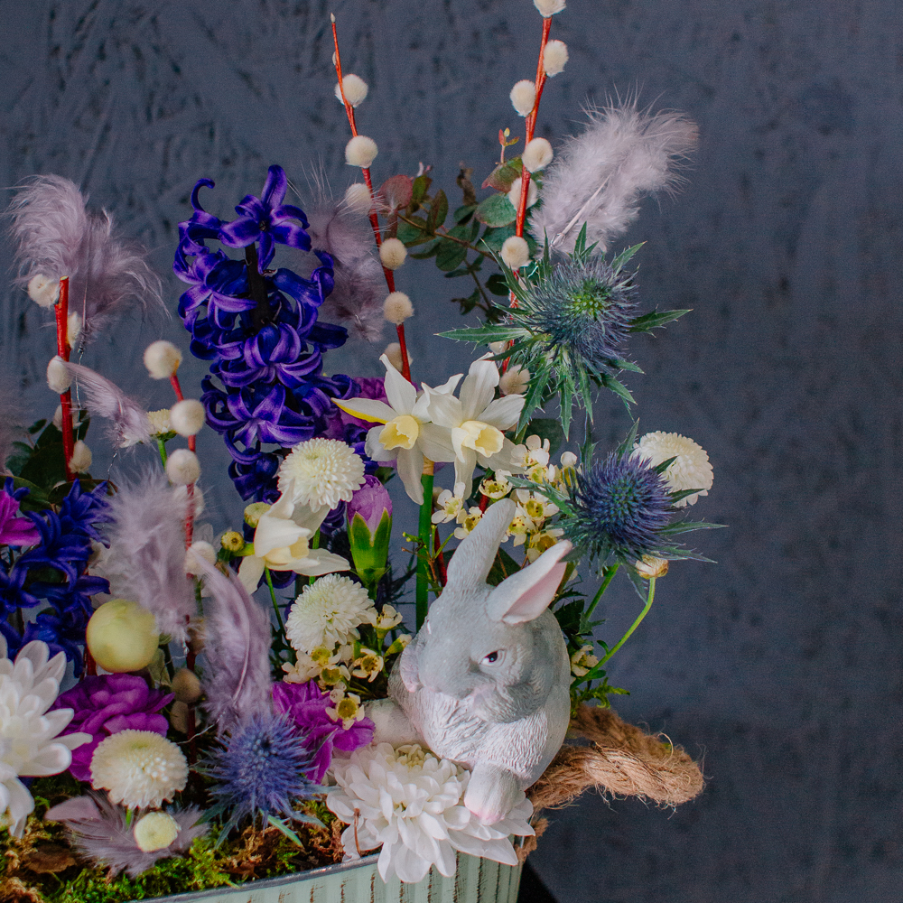 166. Нежная праздничная композиция с гиацинтами и нарциссами