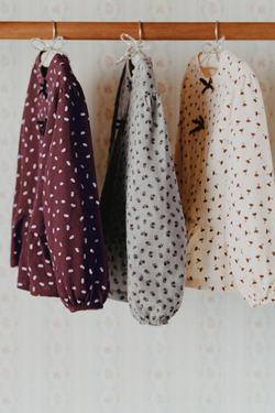 ZARA ФУТБОЛКА С ЦВЕТОЧНЫМ ПРИНТОМ И БАРХАТНЫМ БАНТОМ, ГРАНАТОВЫЙ