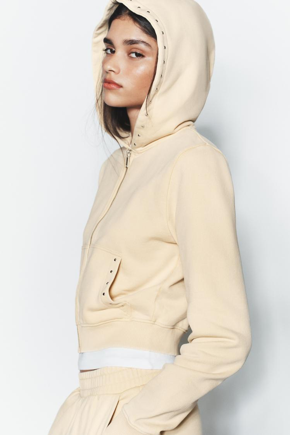 ZARA ТОЛСТОВКА ИЗ ФЛИСА С ЭФФЕКТОМ ПОТЕРТОСТИ И ЗАКЛЕПКАМИ, ЦВЕТ СЛИВОЧНОГО МАСЛА