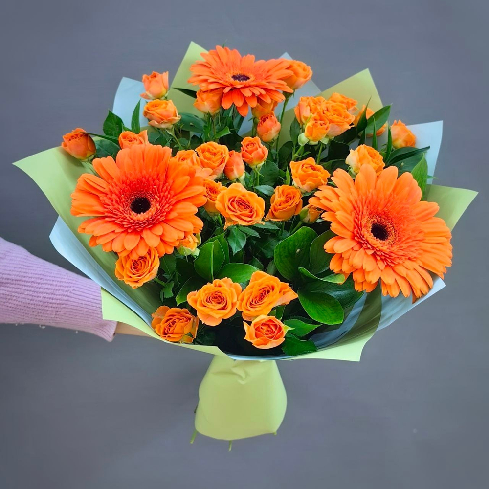 Букет с герберами и кустовыми розами