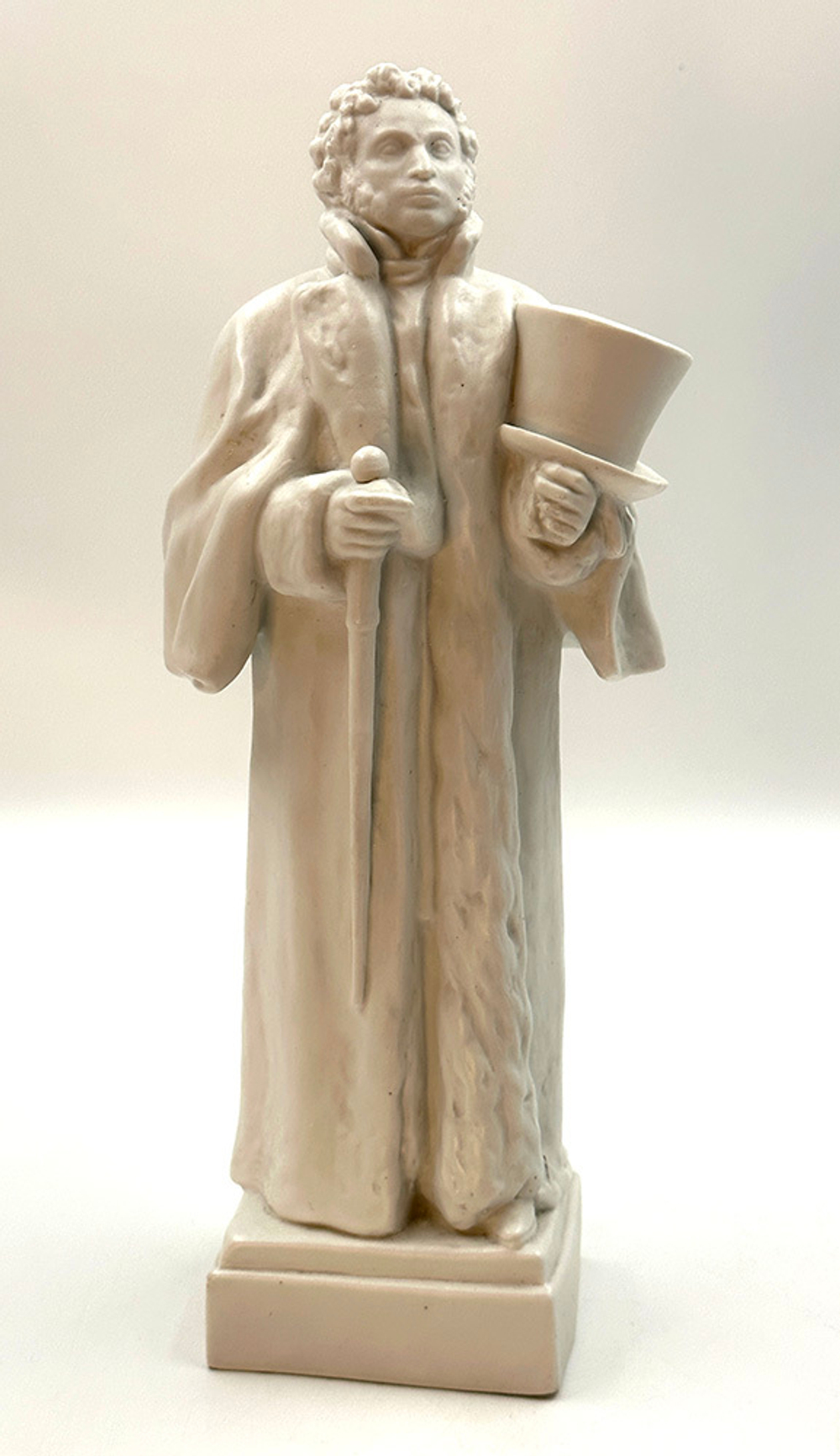 Фарфоровая скульптура «Пушкин перед дуэлью». Автор А. А. Суворов. Бисквит. Дмитровская фарфоровая фа