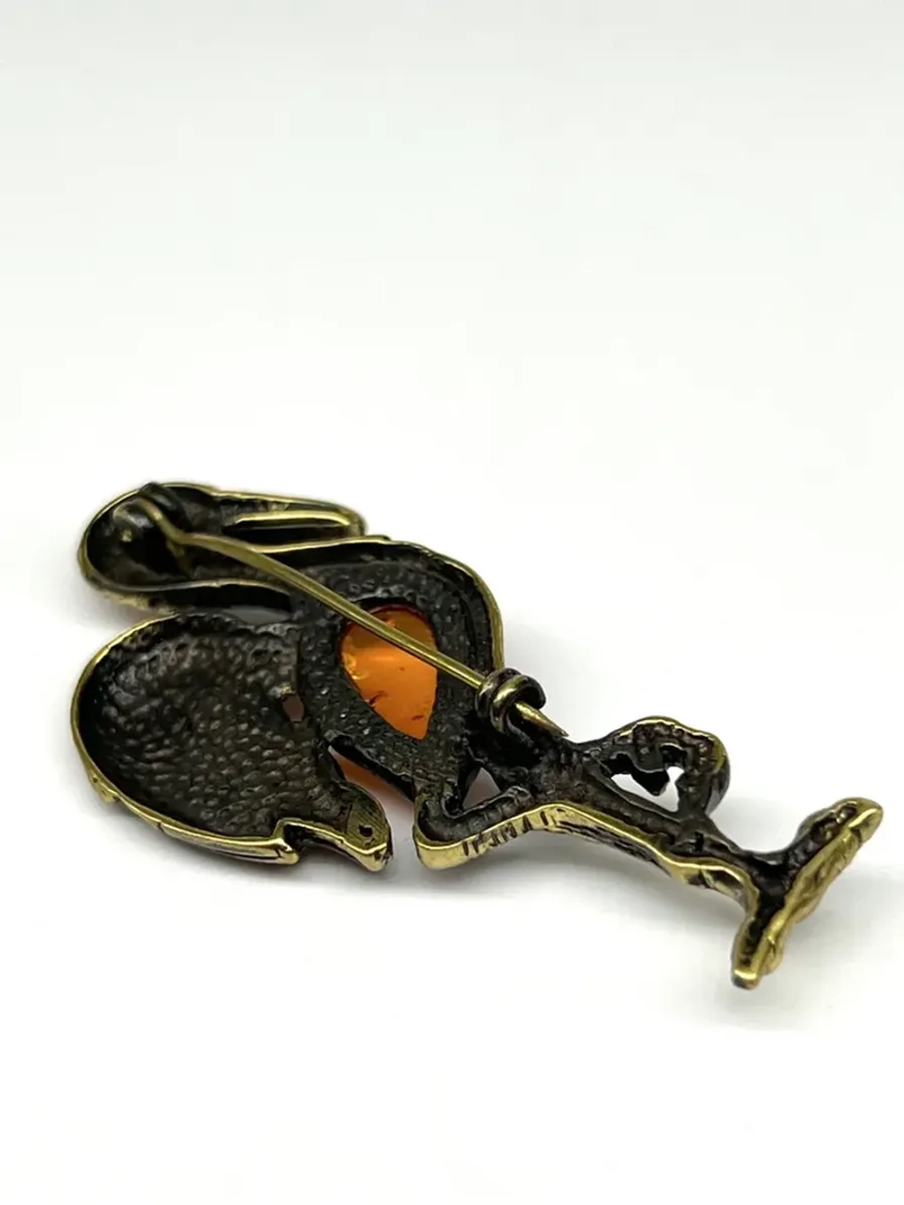 Бронзовая брошь на янтаре