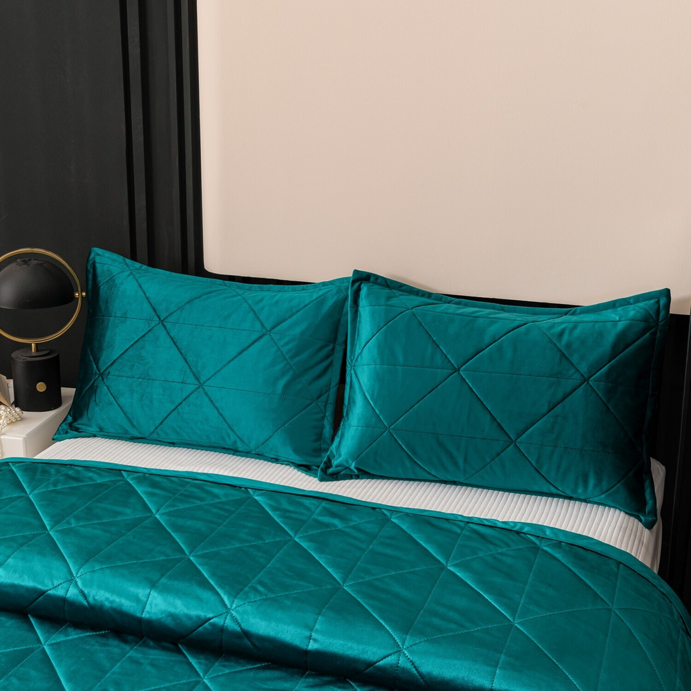 Велюровое покрывало в клетку с наволочками OVL045