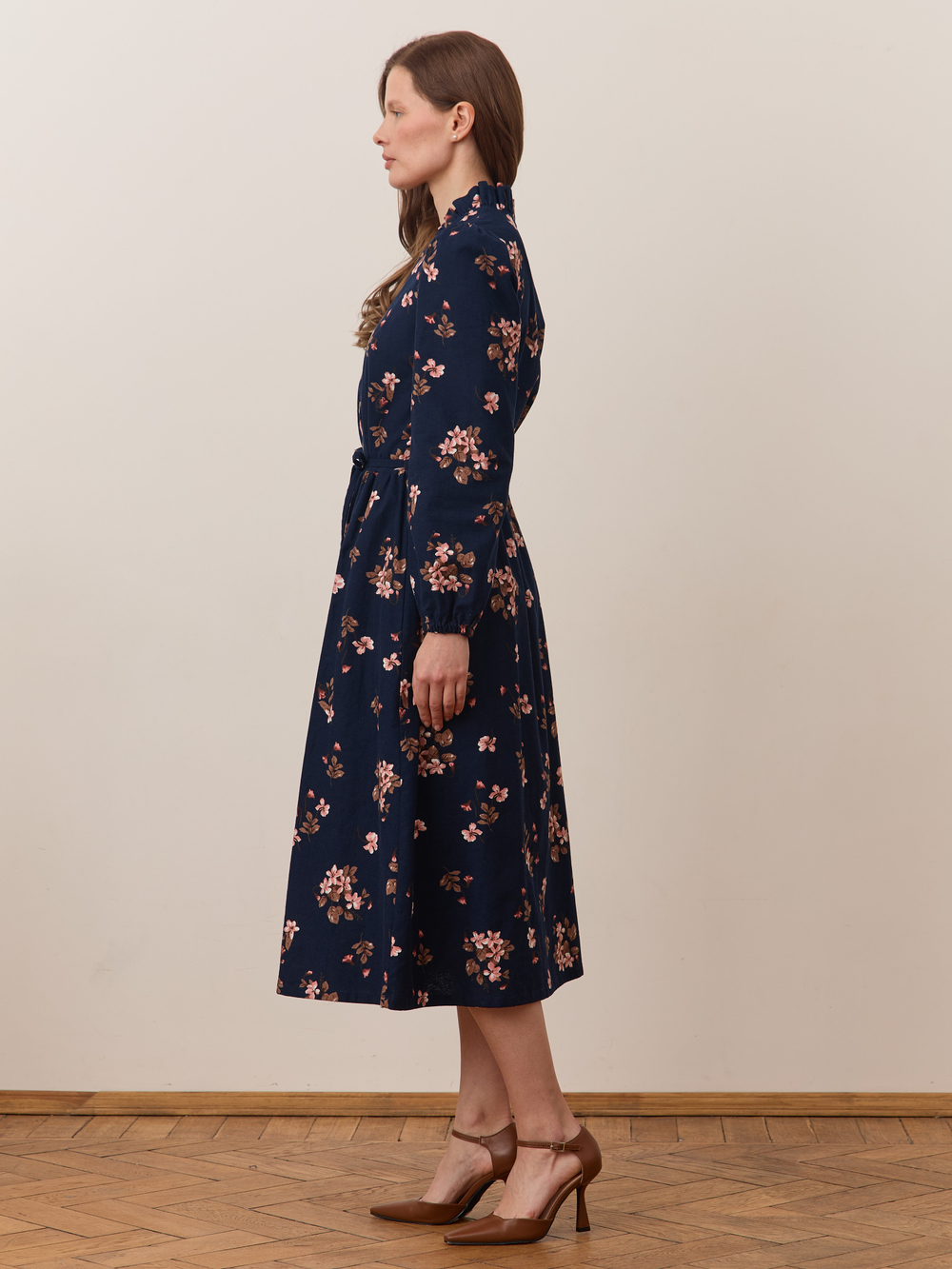 Платье с воротником стойкой