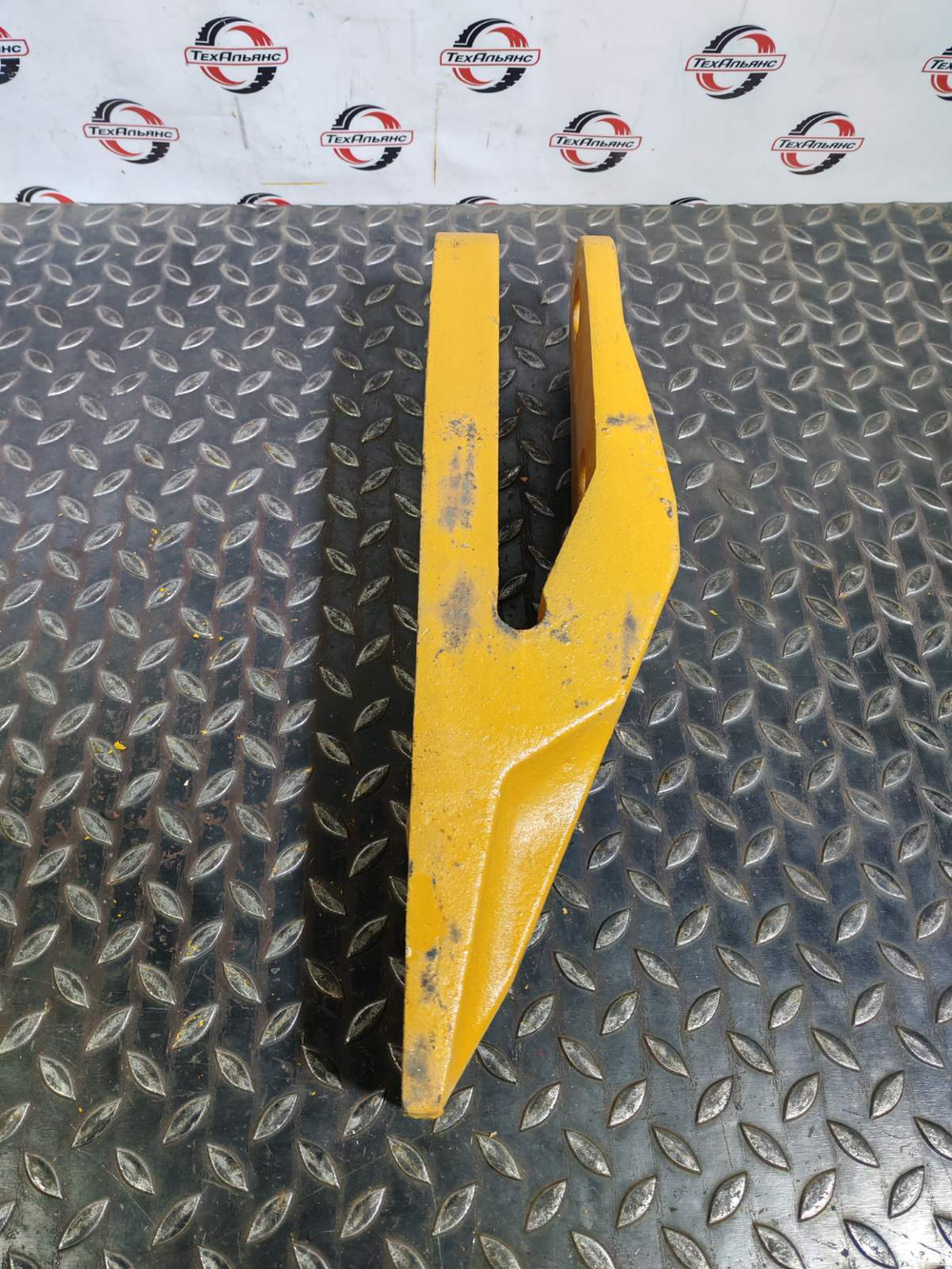 Зуб болтовой центральный 4043000061 SDLG