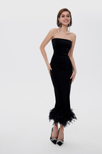 Платье длинное с крупными перьями снизу