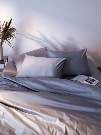 Простыня на резинке из премиального сатина светло-серого цвета из коллекции essential, 200х200х30 см