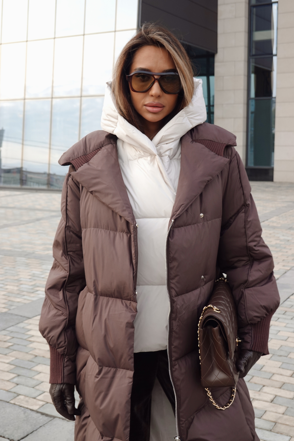Пуховик с акцентным капюшоном и трикотажными вставками