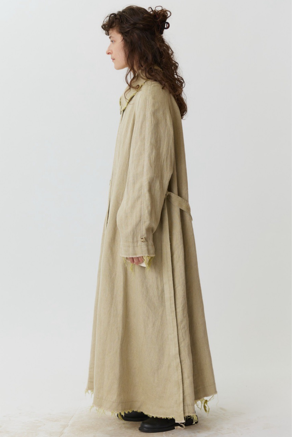 Объемный плащ из серо-зеленого льна