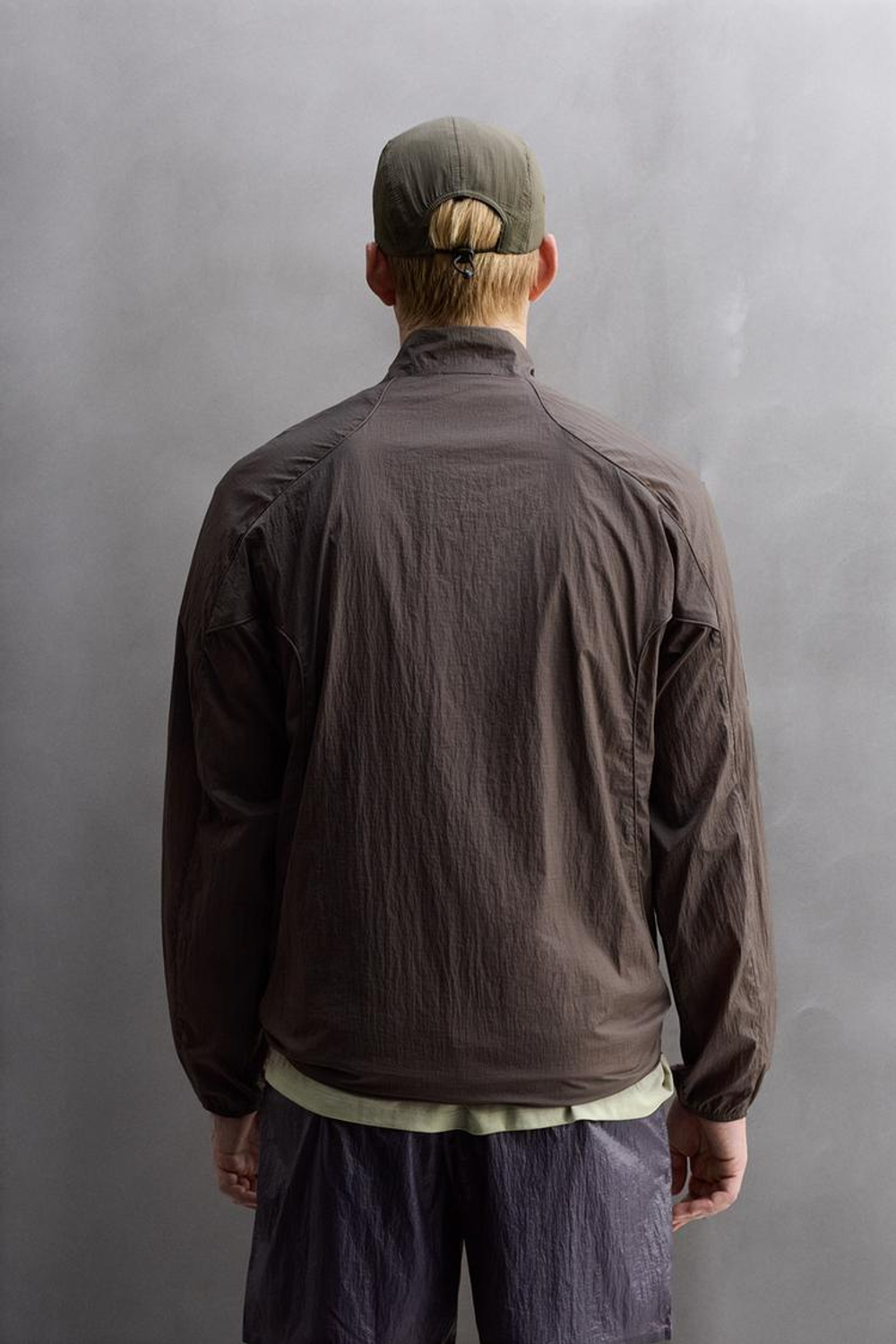 ZARA ЛЕГКАЯ КУРТКА ИЗ ВЫСОКОТЕХНОЛОГИЧНОЙ ТКАНИ, КОРИЧНЕВЫЙ