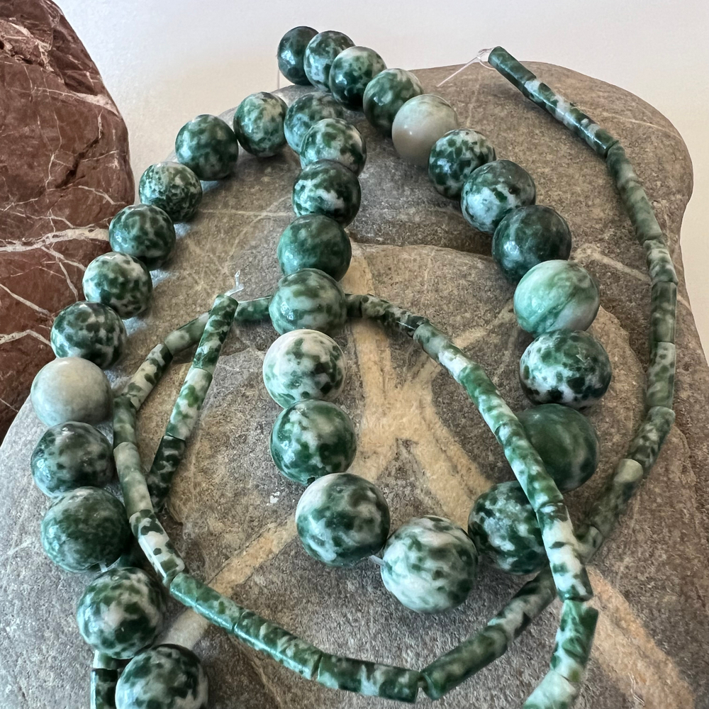 Яшма зеленая пятнистая. Камни для изделий на заказ. Цена зависит от вида заказанного изделия