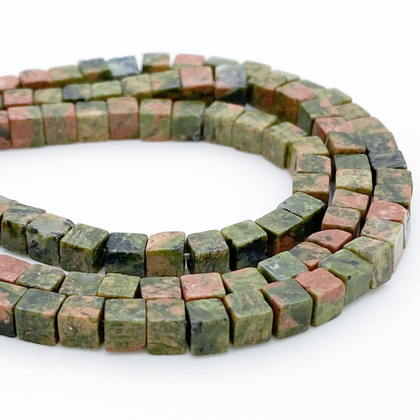 Унакит бусины, размер 4,1-4,4 мм, цена за 45-46 шт (1/2 нити)