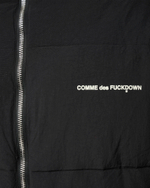 COMME DES FUCKDOWN КУРТКА С КАПЮШОНОМ ЧЕРНАЯ С НАШИВКОЙ НА РУКАВЕ