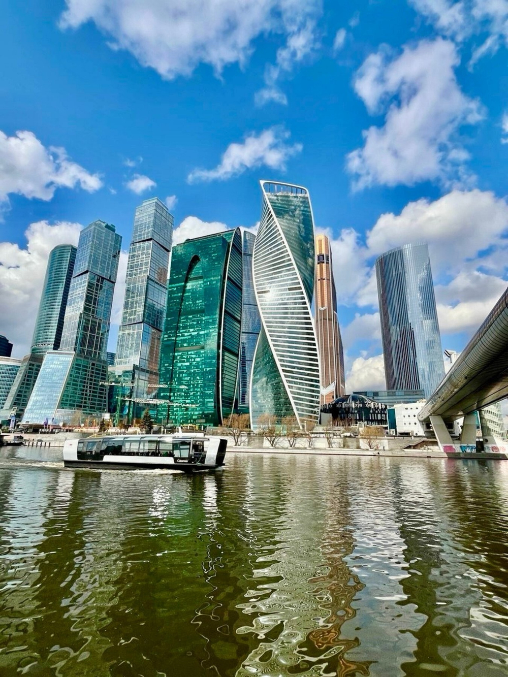 «От Мухиной горы до Филей: речной маршрут сквозь века» - круглогодичная экскурсия на электросудне по Москве-реке.