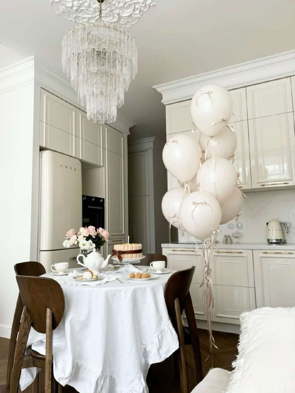 Элегантная люстра из рельефного стекла с многоярусным дизайном.