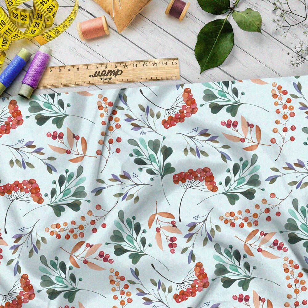 Ткань сатин брусника со смородиной на белом фоне