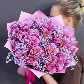Букет из 5 кустовых хризантем сорта "BALLERINAS" и гипсофилы цвета "LAVANDER"