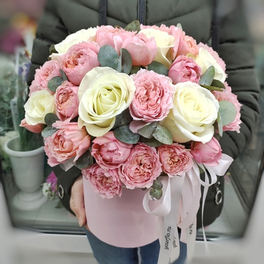 Композиция с кустовыми пионовидными розами "Julietta"