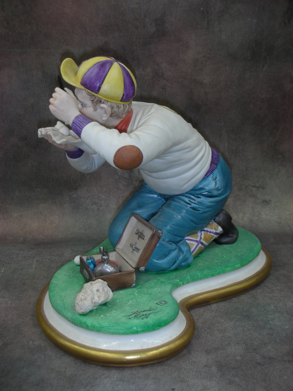 Статуэтка. Фарфор. Гольф клуб. Capodimonte. Италия