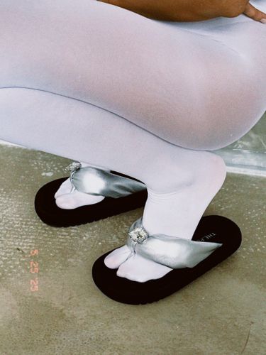 Серебристые кожаные вьетнамки с камнем