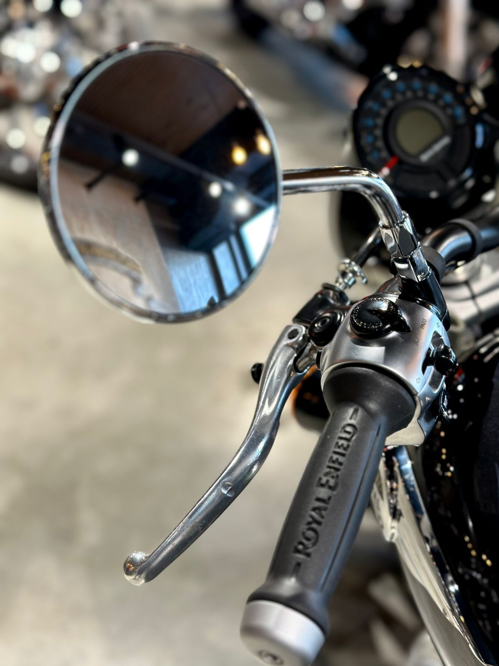 Royal Enfield Super Meteor 650 Interstellar Green (Mid)