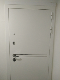Входная металлическая белая дверь с зеркалом Лабиринт Лайн Вайт (Line White) зеркало Максимум  Бетон светлый
