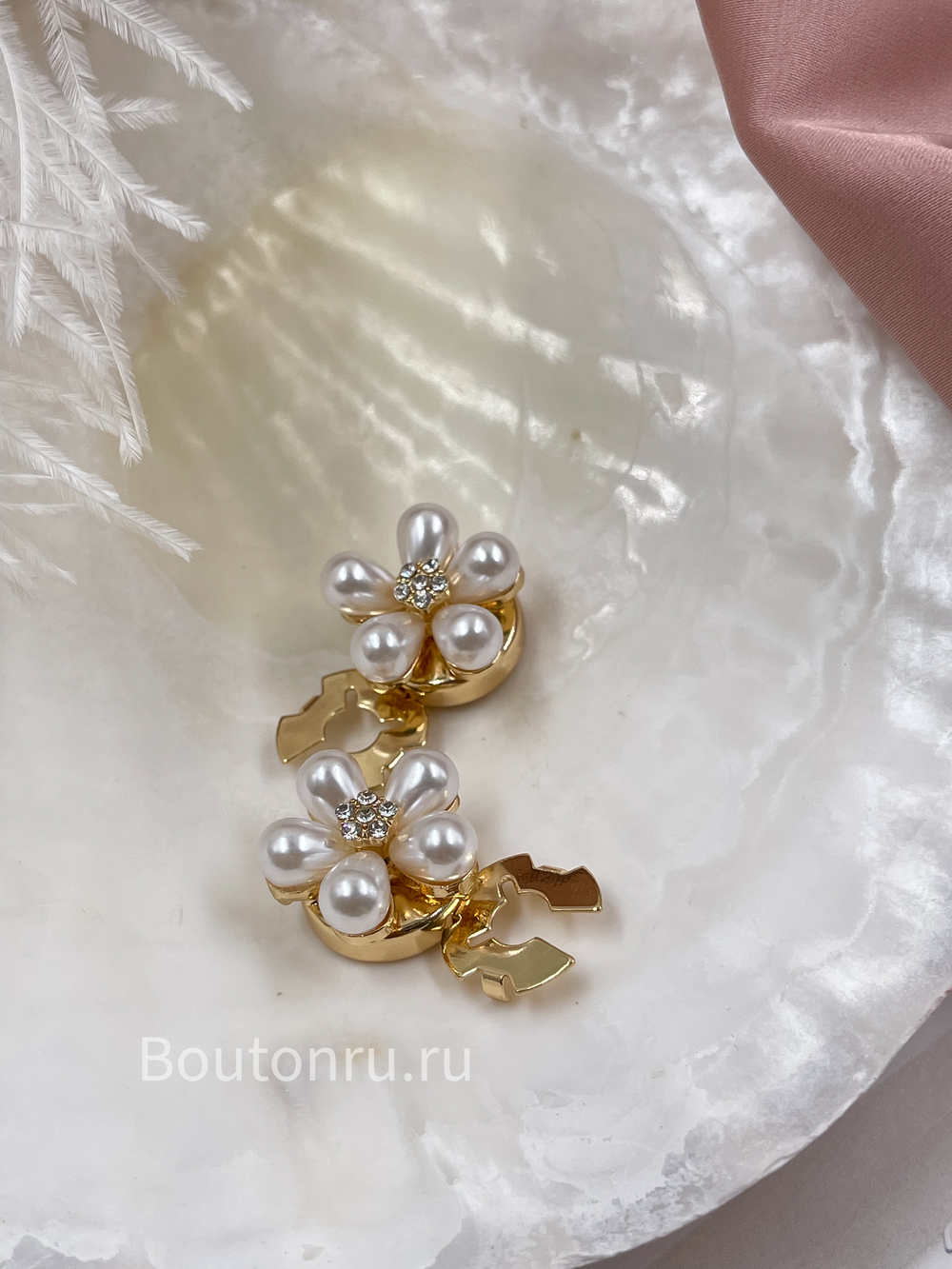 Накладка на пуговицу золотистая в форме цветка с жемчугом