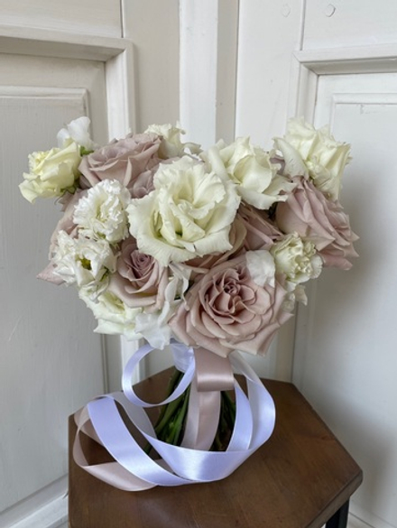 Свадебный букет из одноголовых роз, лизиантуса и латируса