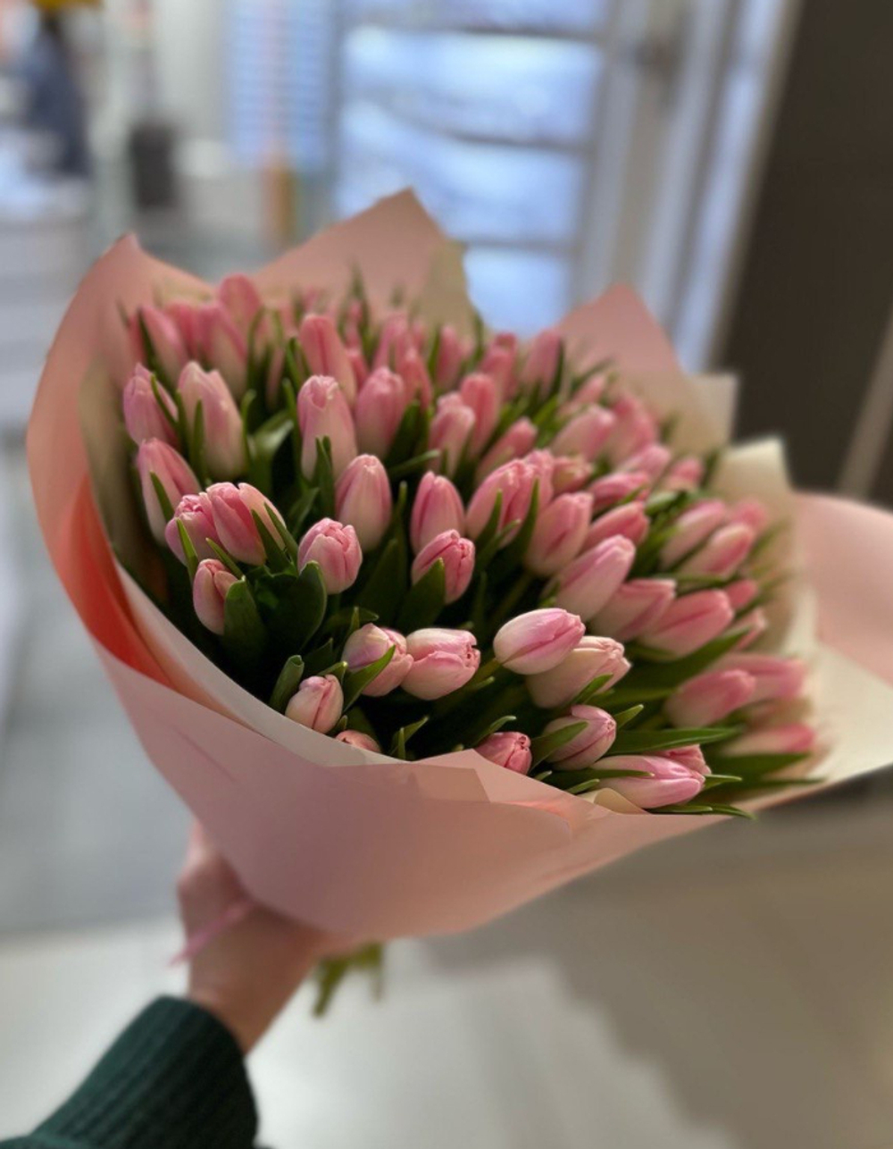 Букет из 75 розово-белых тюльпанов