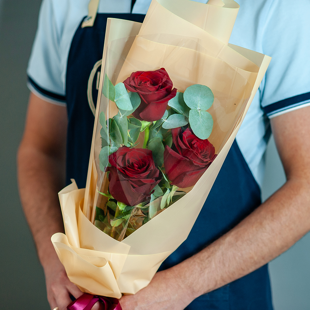 Букет из 3 роз Эквадор с эвкалиптом