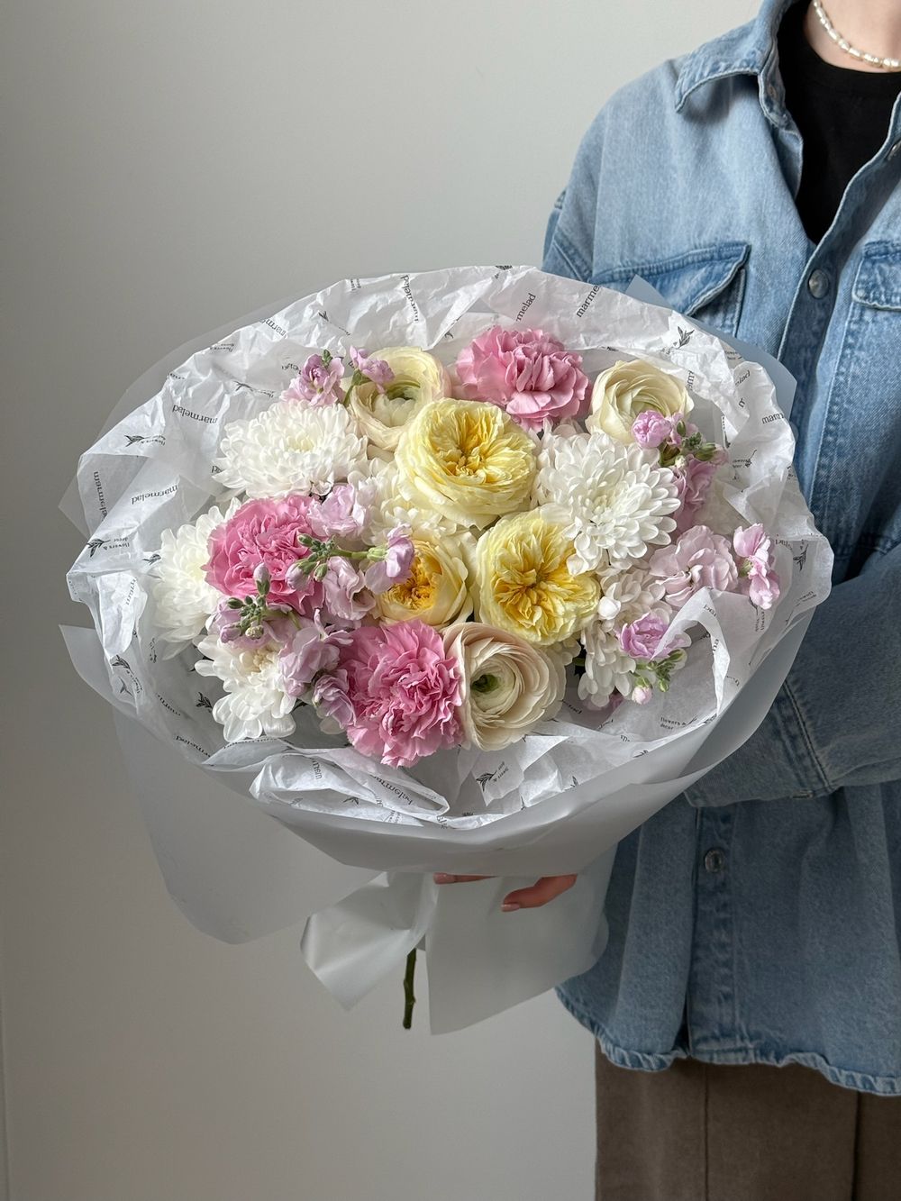 Букет из кустовых пионовидных роз, диантусов, маттиолы и ранункулюсов