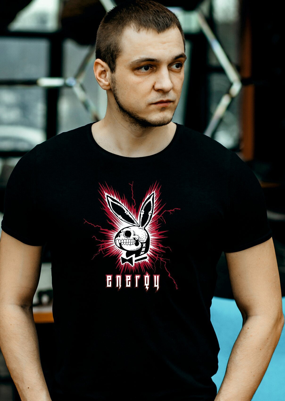 Футболка черная с принтом Кролик Энерджи