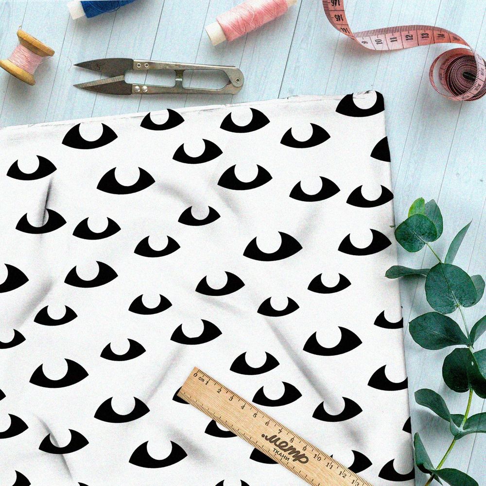 Ткань кулирная гладь чёрные глаза на белом фоне