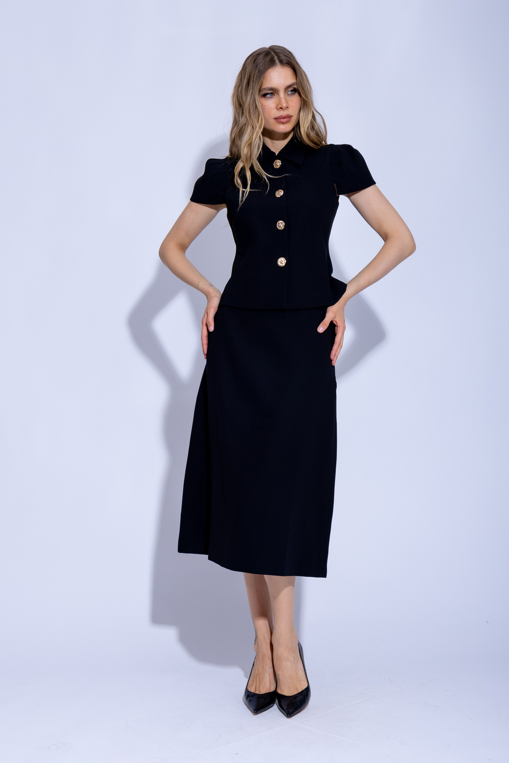 Женский классический костюм двойка чёрного цвета с юбкой и пуговицами
