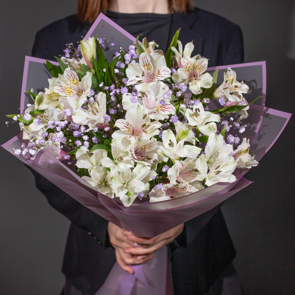 Букет Белых Альстромерии с сиреневой гипсофилой
