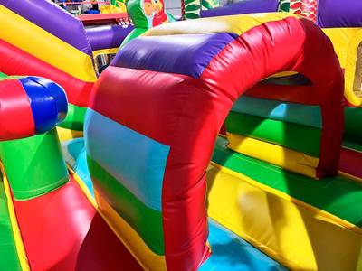 Коммерческий надувной батут "Приключения попугаев", 5x5x3 м.