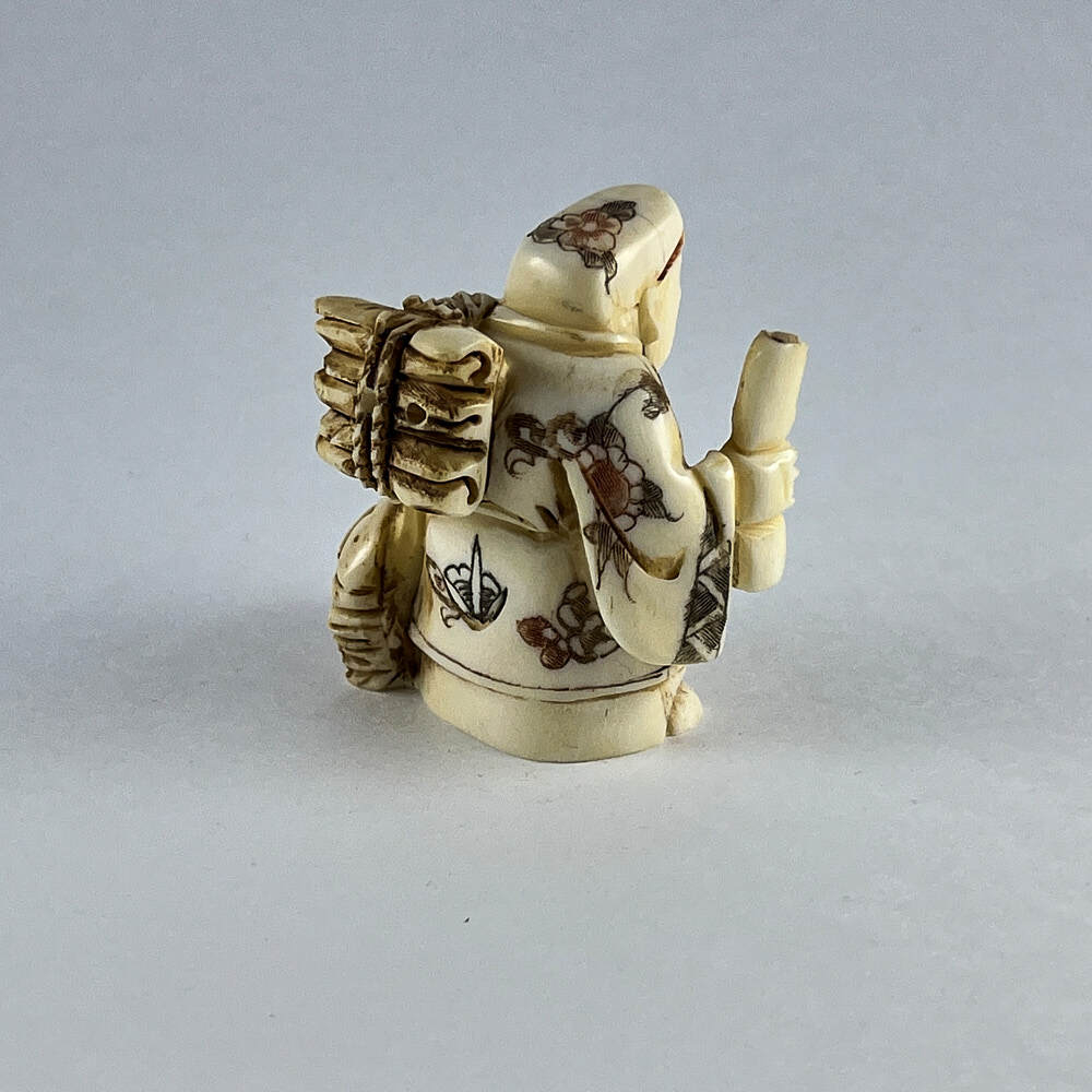 Статуэтка нэцкэ Дзюродзин со свитком, кузовком и корзиной рыбы